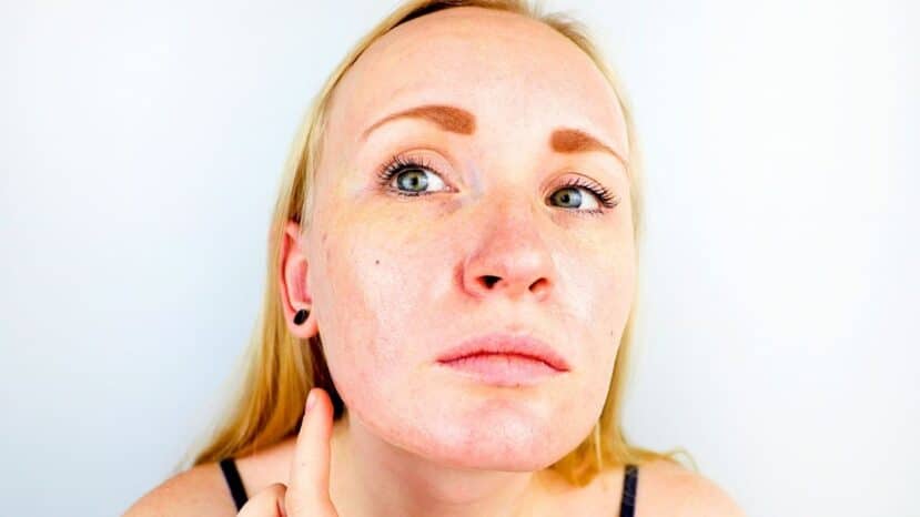 Ton teint devient gras pendant l'été ? Retire ces 4 soins de beauté
