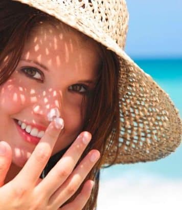 « Toute méthode qui encourage l'utilisation de crème solaire me convient » : un dermatologue valide cette astuce virale sur le maquillage