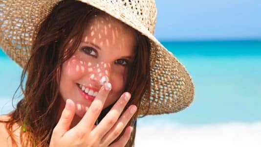 « Toute méthode qui encourage l'utilisation de crème solaire me convient » : un dermatologue valide cette astuce virale sur le maquillage
