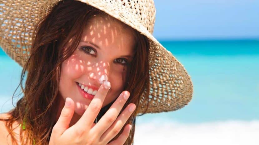 « Toute méthode qui encourage l'utilisation de crème solaire me convient » : un dermatologue valide cette astuce virale sur le maquillage
