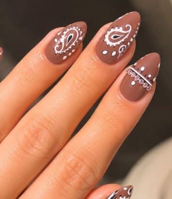 Zendaya et Gigi Hadid l'ont porté dans les cheveux, cet accessoire star de l'été s'invite maintenant sur nos ongles