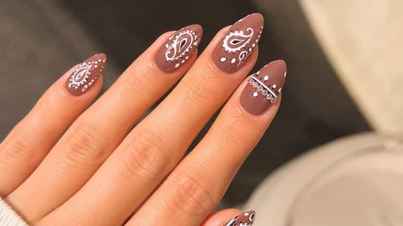 Zendaya et Gigi Hadid l'ont porté dans les cheveux, cet accessoire star de l'été s'invite maintenant sur nos ongles