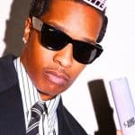 A$AP Rocky débarque en trench dans un salon new-yorkais pour vendre sa crème solaire signée Fenty à 39€