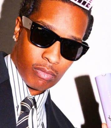A$AP Rocky débarque en trench dans un salon new-yorkais pour vendre sa crème solaire signée Fenty à 39€