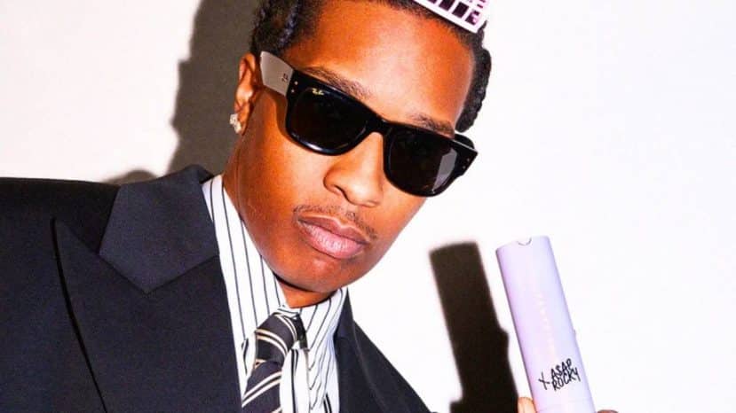 A$AP Rocky débarque en trench dans un salon new-yorkais pour vendre sa crème solaire signée Fenty à 39€
