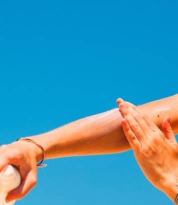 À 18,30€ en pharmacie, cette crème solaire après 50 ans que les dermatologues plébiscitent contre les taches et les rides