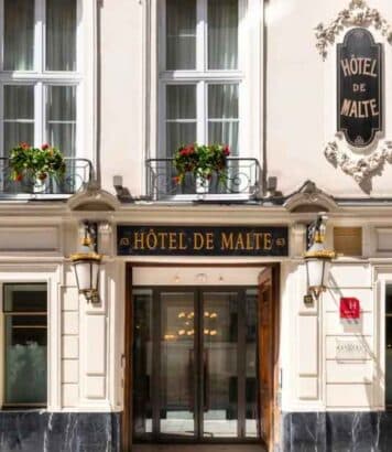 À deux pas du Louvre, l'Hôtel Malte cache ce petit rituel gourmand offert chaque après-midi dans son lobby cosy