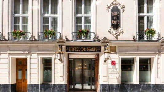À deux pas du Louvre, l'Hôtel Malte cache ce petit rituel gourmand offert chaque après-midi dans son lobby cosy