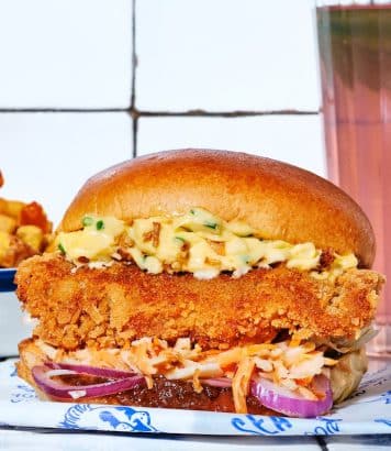 Père & Fish lance la Seasar, une salade César au lieu noir pané panko à tester cet été