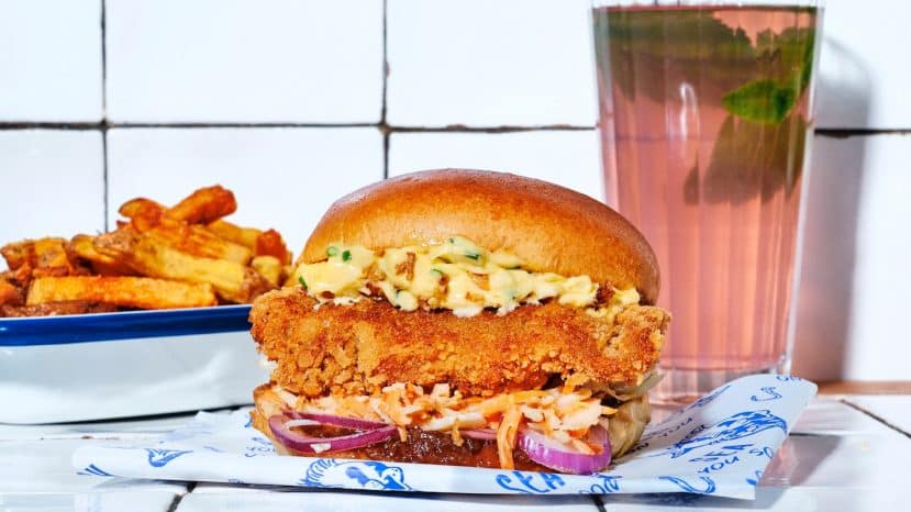 Père & Fish lance la Seasar, une salade César au lieu noir pané panko à tester cet été