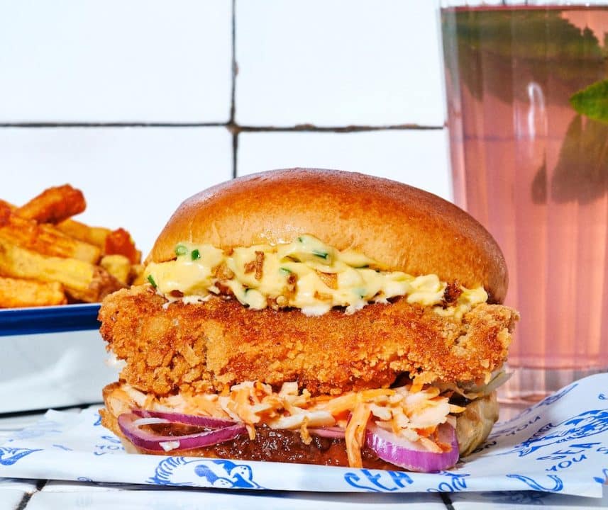Père & Fish lance la Seasar, une salade César au lieu noir pané panko à tester cet été