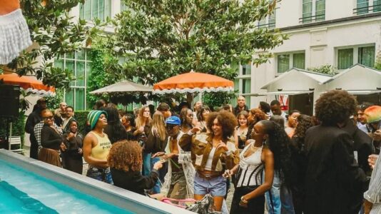 La Piscine du Hoxton Paris invite à ses soirées Barbecue chaque premier samedi de l'été 2026