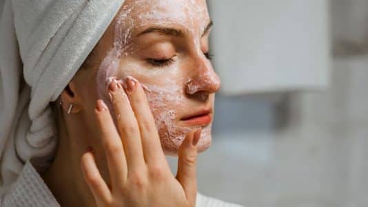 Rule number one in summer is to simplify": how to protect your skin without making mistakes