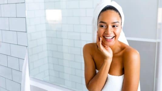 J'ai testé le brumisateur Clarins à 28€ : pourquoi 2 stars l'adorent