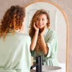 Une dermatologue tranche : ce solaire peut vraiment remplacer votre crème de jour