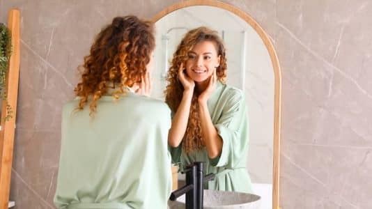 Une dermatologue tranche : ce solaire peut vraiment remplacer votre crème de jour