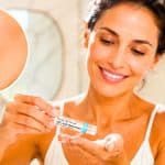 Ces perles de sérum à l'acide hyaluronique Aroma-Zone à moins de 10€ repulpent la peau en 7 jours