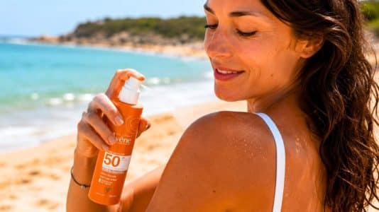 Mon pharmacien m'a révélé pourquoi cette crème solaire Avène cartonne autant
