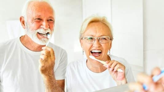 Ce dentifrice blancheur au bicarbonate lisse l'émail et éclaircit les dents en 3 jours
