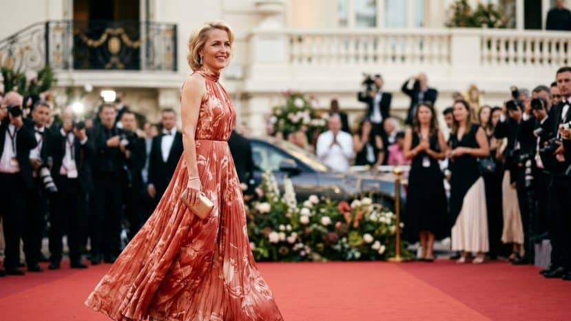 Gillian Anderson affole le tapis rouge avec la robe d'été la plus chic de 2026