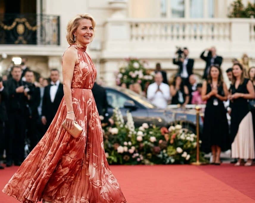Gillian Anderson affole le tapis rouge avec la robe d'été la plus chic de 2026