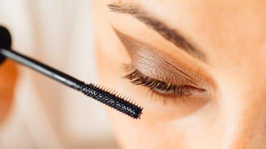 Mascara tubing : cette technique japonaise explose en France et séduit déjà 2 millions de Françaises