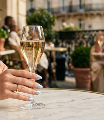 Ongles d'ange, chrome ou bleu givré : les 6 manucures qui illuminent 2026