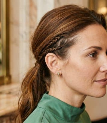 Cette astuce coiffure à deux mini tresses cachées offre un effet lift immédiat