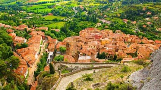 Cette cité provençale cache une étoile dorée et 262 marches vers le Verdon