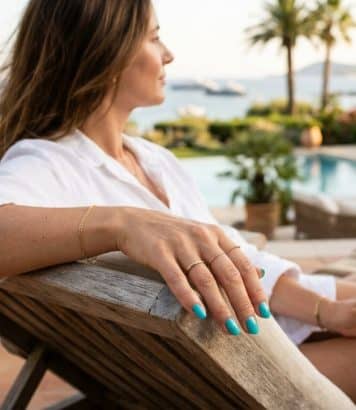 Ce vernis à ongles turquoise des années 2000 fait son grand retour cet été
