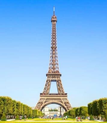 Maria Carolina de Bourbon lives in this luxury Paris triplex overlooking the Eiffel Tower