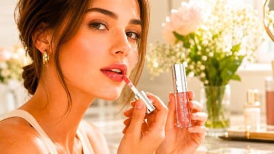 Ce gloss L'Oréal Paris repulpe les lèvres et lisse les ridules en un geste
