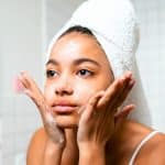 Elle mixe skincare et makeup pour un teint glowy sans fond de teint en 5 minutes
