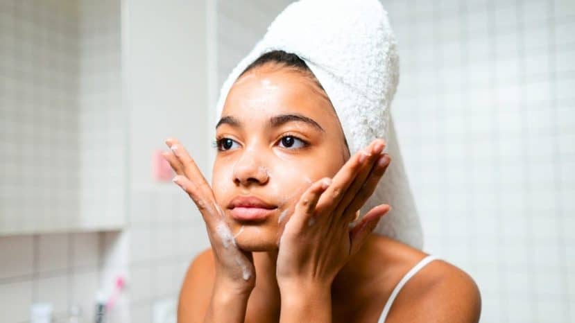 Elle mixe skincare et makeup pour un teint glowy sans fond de teint en 5 minutes