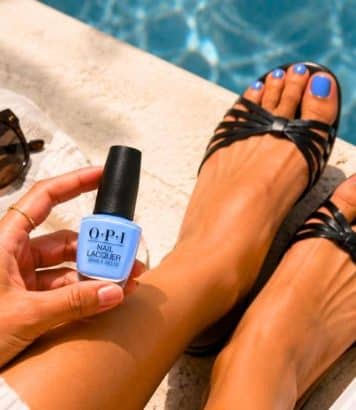 Hailey Bieber lance la pédicure bleu vif de l'été avec ce vernis OPI