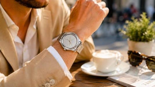 Pour ses 30 ans, Parmigiani cache la technique de ses montres de luxe en platine