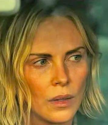 Charlize Theron ose cette couleur de vernis qui illumine les mains après 50 ans