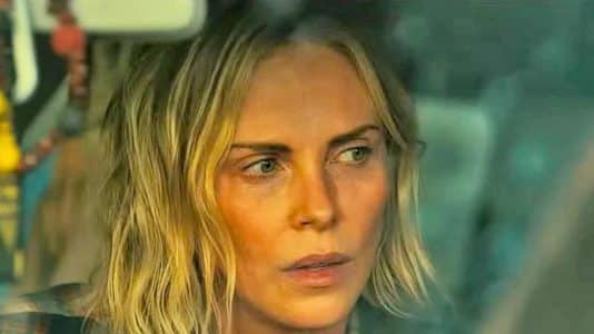 Charlize Theron ose cette couleur de vernis qui illumine les mains après 50 ans