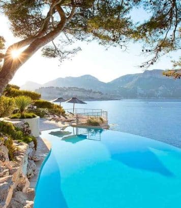 Iris Mittenaere et Antoine Dupont posent leurs valises dans cet hôtel de luxe à Cassis