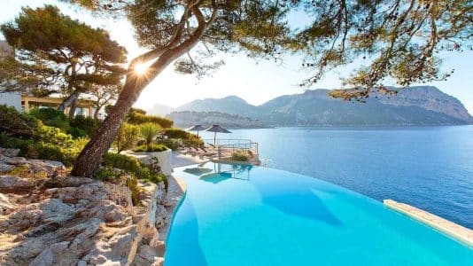 Iris Mittenaere et Antoine Dupont posent leurs valises dans cet hôtel de luxe à Cassis