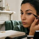 Ses ventes bondissent de 585% en 2026 : l'eyeliner star des années 2000 revient