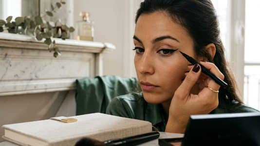 Ses ventes bondissent de 585% en 2026 : l'eyeliner star des années 2000 revient