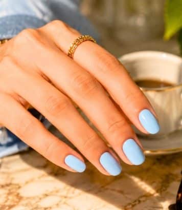 Hailey Bieber abandonne ses ongles nacrés pour cette couleur de vernis bleu ciel qui va tout changer cet été