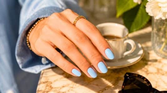 Hailey Bieber abandonne ses ongles nacrés pour cette couleur de vernis bleu ciel qui va tout changer cet été