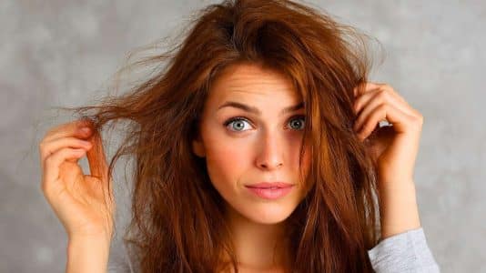 Ce geste de 2 minutes après la baignade sauve les cheveux abîmés par le sel