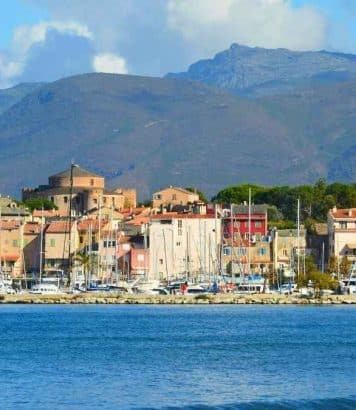 Ce village corse de 1 700 habitants cache une citadelle génoise et une plage noire