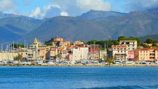 Ce village corse de 1 700 habitants cache une citadelle génoise et une plage noire