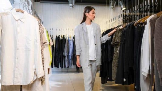 Boot tuck, bijou sur gant, écharpe XXL : les astuces mode de l'automne 2026