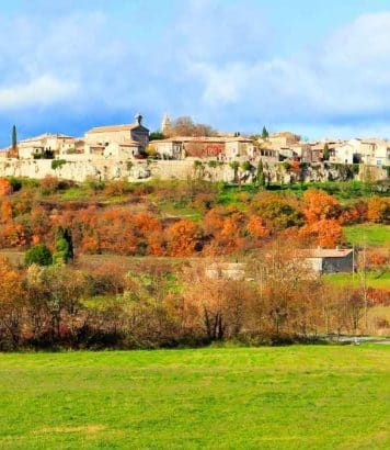 Perché sur son piton rocheux, ce village des Cévennes cache 3 châteaux et une vue folle