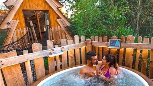 Ces cabanes avec jacuzzi perchées dans les arbres font rêver et ce n'est qu'à 1h de Paris